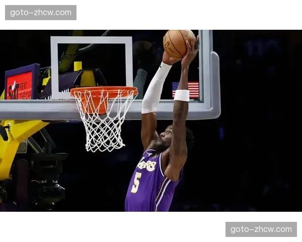 湖人艾顿12分4篮板内线支点 防守端卡位意识保护篮板